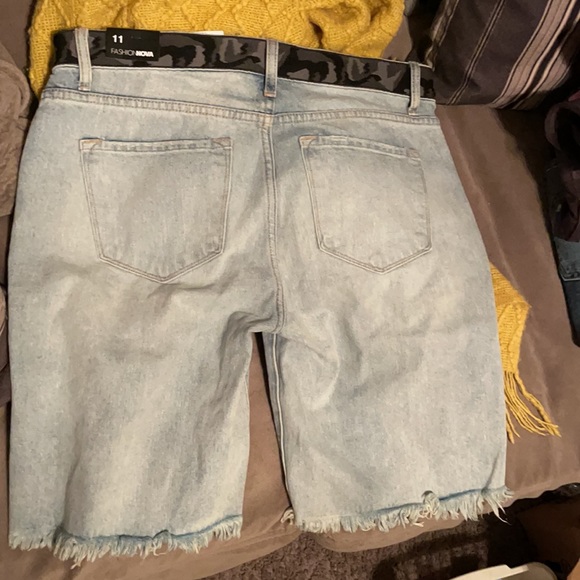 NWT Fashion Nova Distressed Jean Shorts Size 11 - Picture 2 of 3
